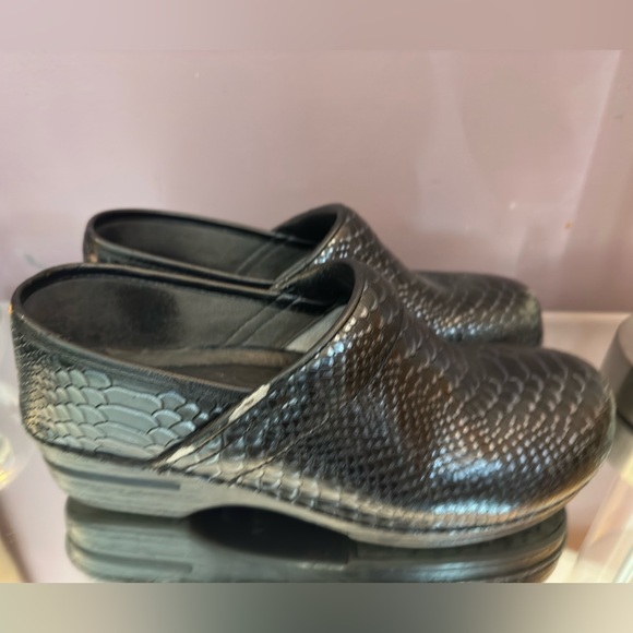 👩🏼‍⚕️🏥 Dansko Professional Black Iridescent Snake Print 41 - Picture 2 of 9